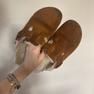 Tan suede Birkenstock Boston clogs with sheepskin lining size 37